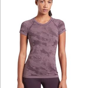 Athleta momentum camo tee, cascadia violet.